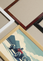 Widok z góry na cztery drewniane ramki, w jednej z nich oprawiony plakat vintage bolid samochód wyścigowy retro do pokoju dziecięcego