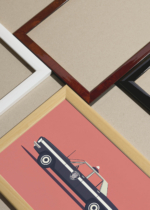 Widok z góry na cztery drewniane ramki, w jednej z nich oprawiony plakat radiowóz policyjny samochód retro minimalistyczny do pokoju dziecięcego