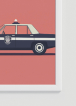 Zbliżenie na detale plakatu oprawionego w drewnianą białą ramkę od Plakatello®: radiowóz policyjny samochód retro minimalistyczny do pokoju dziecięcego
