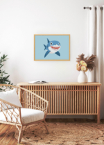 Aranżacja wnętrza, na ścianie wisi plakat w ramce: przyjazny rekin do pokoju dziecięcego niebieski ocean