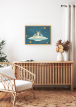 Aranżacja wnętrza, na ścianie wisi plakat w ramce: piesek corgi w statku UFO kosmos gwiazdy do pokoju dziecięcego