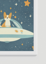 Zbliżenie na detale plakatu oprawionego w drewnianą białą ramkę od Plakatello®: piesek corgi w statku UFO kosmos gwiazdy do pokoju dziecięcego