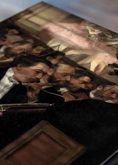Zbliżenie na detale plakatu: Orkiestra w Operze Edgar Degas impresjonizm muzyka