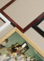 Widok z góry na cztery drewniane ramki, w jednej z nich oprawiony plakat Klasa tańca Edgar Degas baletnice impresjonizm