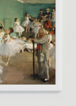 Zbliżenie na detale plakatu oprawionego w drewnianą białą ramkę od Plakatello®: Klasa tańca Edgar Degas baletnice impresjonizm