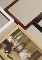 Widok z góry na cztery drewniane ramki, w jednej z nich oprawiony plakat Klasa tańca Edgar Degas impresjonizm balet 1874