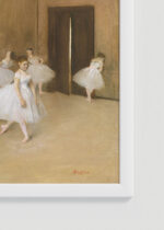 Zbliżenie na detale plakatu oprawionego w drewnianą białą ramkę od Plakatello®: Klasa tańca Edgar Degas impresjonizm balet 1874