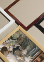 Widok z góry na cztery drewniane ramki, w jednej z nich oprawiony plakat Próba baletu na scenie Edgar Degas 1874 reprodukcja