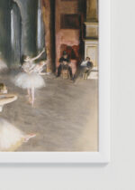 Zbliżenie na detale plakatu oprawionego w drewnianą białą ramkę od Plakatello®: Próba baletu na scenie Edgar Degas 1874 reprodukcja