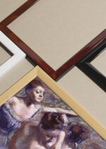 Widok z góry na cztery drewniane ramki, w jednej z nich oprawiony plakat Tancerki 1899 Edgar Degas balerina impresjonizm