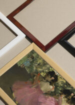 Widok z góry na cztery drewniane ramki, w jednej z nich oprawiony plakat Tancerki w różu Edgar Degas impresjonizm balet