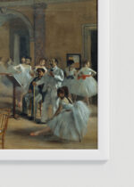Zbliżenie na detale plakatu oprawionego w drewnianą białą ramkę od Plakatello®: Sala baletowa Edgar Degas reprodukcja impresjonizm