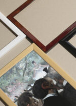 Widok z góry na cztery drewniane ramki, w jednej z nich oprawiony plakat Muzycy w orkiestrze Edgar Degas impresjonizm reprint