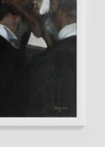 Zbliżenie na detale plakatu oprawionego w drewnianą białą ramkę od Plakatello®: Muzycy w orkiestrze Edgar Degas impresjonizm reprint