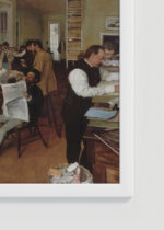 Zbliżenie na detale plakatu oprawionego w drewnianą białą ramkę od Plakatello®: Edgar Degas Skład bawełny w Nowym Orleanie 1873