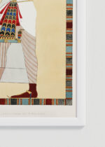 Zbliżenie na detale plakatu oprawionego w drewnianą białą ramkę od Plakatello®: egipski kapłan ceremonia Belzoni 1820