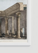 Zbliżenie na detale plakatu oprawionego w drewnianą białą ramkę od Plakatello®: świątynia Philae Egipt Belzoni 1820 archeologia