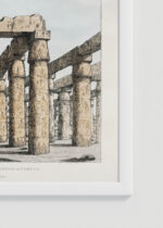 Zbliżenie na detale plakatu oprawionego w drewnianą białą ramkę od Plakatello®: Świątynia Karnak Egipt Belzoni 1820 reprint