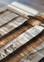 Zbliżenie na detale plakatu: kolumny egipskie Belzoni 1820 antyczna rycina