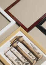 Widok z góry na cztery drewniane ramki, w jednej z nich oprawiony plakat kolumny egipskie Belzoni 1820 antyczna rycina