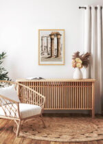 Aranżacja wnętrza, na ścianie wisi plakat w ramce: kolumny egipskie Belzoni 1820 antyczna rycina