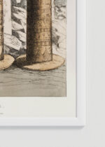 Zbliżenie na detale plakatu oprawionego w drewnianą białą ramkę od Plakatello®: kolumny egipskie Belzoni 1820 antyczna rycina