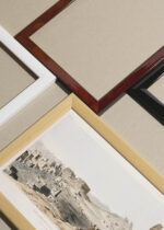 Widok z góry na cztery drewniane ramki, w jednej z nich oprawiony plakat Miasto Bakkus Egipt Giovanni Battista Belzoni