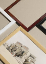 Widok z góry na cztery drewniane ramki, w jednej z nich oprawiony plakat Świątynia Kom Ombo David Roberts Egipt akwarela