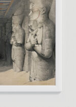 Zbliżenie na detale plakatu oprawionego w drewnianą białą ramkę od Plakatello®: Abu Simbel świątynia Ramzesa II David Roberts