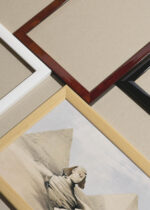 Widok z góry na cztery drewniane ramki, w jednej z nich oprawiony plakat Sfinks i Piramidy w Gizie David Roberts Egipt