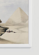 Zbliżenie na detale plakatu oprawionego w drewnianą białą ramkę od Plakatello®: Sfinks i Piramidy w Gizie David Roberts Egipt
