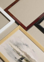 Widok z góry na cztery drewniane ramki, w jednej z nich oprawiony plakat Egipt widok na Nil David Roberts antyczny