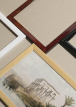 Widok z góry na cztery drewniane ramki, w jednej z nich oprawiony plakat Świątynia Trajana w Philae David Roberts Egipt