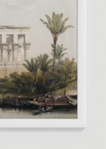 Zbliżenie na detale plakatu oprawionego w drewnianą białą ramkę od Plakatello®: Świątynia Trajana w Philae David Roberts Egipt