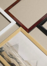 Widok z góry na cztery drewniane ramki, w jednej z nich oprawiony plakat Piramidy w Gizie David Roberts Egipt