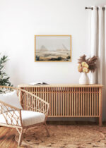 Aranżacja wnętrza, na ścianie wisi plakat w ramce: Piramidy w Gizie David Roberts Egipt