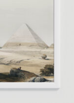 Zbliżenie na detale plakatu oprawionego w drewnianą białą ramkę od Plakatello®: Piramidy w Gizie David Roberts Egipt