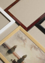 Widok z góry na cztery drewniane ramki, w jednej z nich oprawiony plakat Kolosy Memnona David Roberts Egipt antyczny