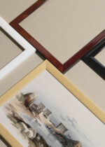 Widok z góry na cztery drewniane ramki, w jednej z nich oprawiony plakat Świątynia Philae Egipt David Roberts orientalizm