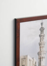 Aranżacja wnętrza, na ścianie wisi plakat w ramce: Minaret meczetu w Kairze David Roberts
