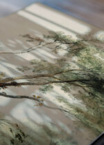 Widok z góry na cztery drewniane ramki, w jednej z nich oprawiony plakat Egipt i Nubia David Roberts orientalne drzewo