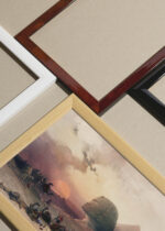 Widok z góry na cztery drewniane ramki, w jednej z nich oprawiony plakat Sfinks i piramidy David Roberts Egipt 1846