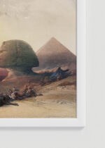 Zbliżenie na detale plakatu oprawionego w drewnianą białą ramkę od Plakatello®: Sfinks i piramidy David Roberts Egipt 1846