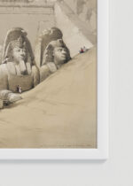 Zbliżenie na detale plakatu oprawionego w drewnianą białą ramkę od Plakatello®: Abu Simbel David Roberts Egipt świątynia Ramzes II
