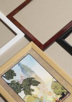 Widok z góry na cztery drewniane ramki, w jednej z nich oprawiony plakat Metropolitan Tower Nowy Jork vintage Elmer