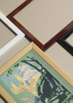 Widok z góry na cztery drewniane ramki, w jednej z nich oprawiony plakat Grant's Tomb Nowy Jork Rachael Robinson Elmer