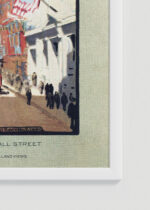 Zbliżenie na detale plakatu oprawionego w drewnianą białą ramkę od Plakatello®: Trinity Church Wall Street Nowy Jork 1916