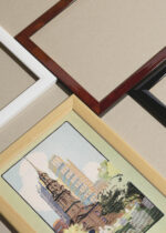 Widok z góry na cztery drewniane ramki, w jednej z nich oprawiony plakat St. Paul's Chapel Nowy Jork Rachael Robinson Elmer