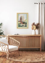 Aranżacja wnętrza, na ścianie wisi plakat w ramce: St. Paul's Chapel Nowy Jork Rachael Robinson Elmer