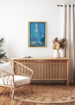 Aranżacja wnętrza, na ścianie wisi plakat w ramce: Woolworth Building nocą Nowy Jork art deco vintage